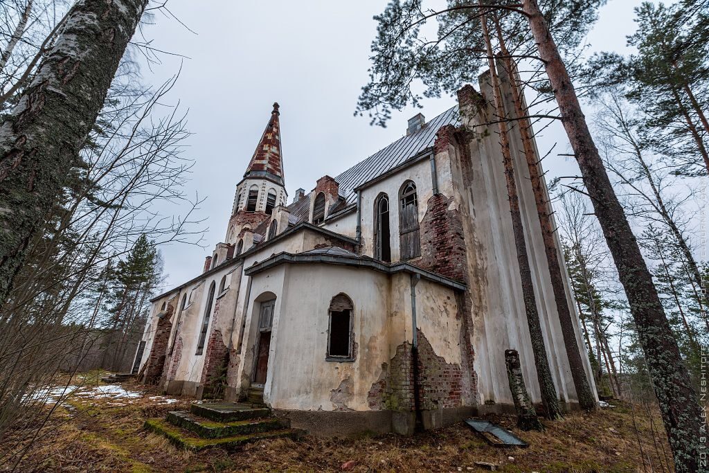 Кирха карелия. Заброшенная финская кирха Лумиваара. Лютеранская кирха Лумиваара. Кирха Лахденпохья Лумиваара. Финская кирха в Лумиваара.